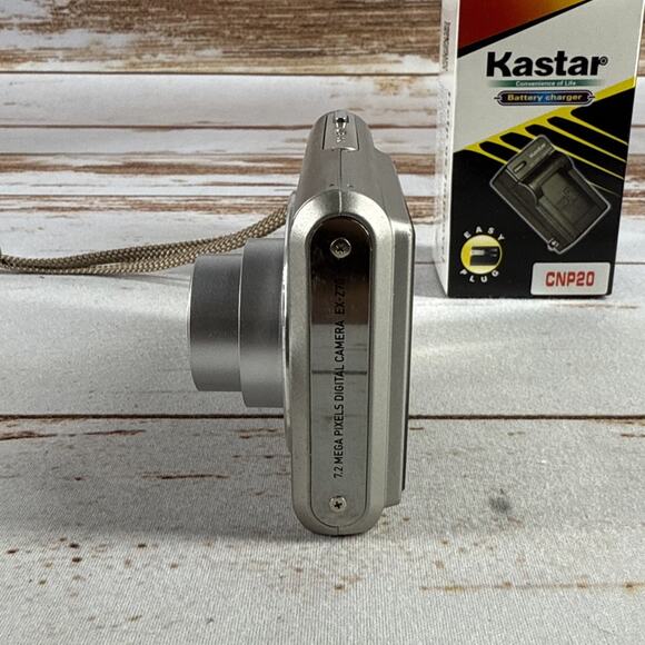 Casio EXILIM EX-Z70 7.2MP Compact Digital Camera W/Charger & Battery - Picture 2 of 5